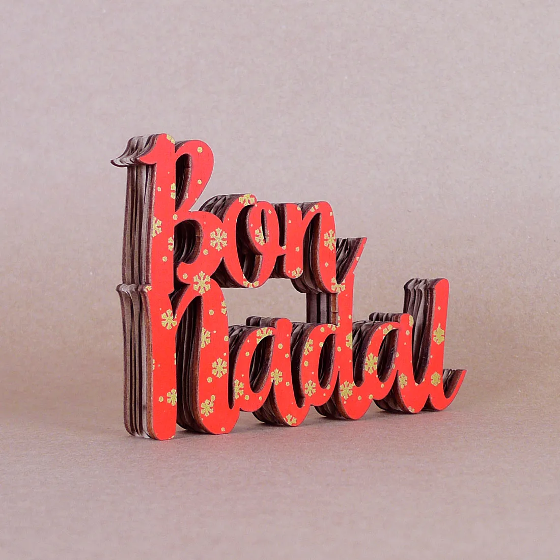 BON-NADAL-MADERA-Rojo_Oro Portada Bon Nadal madera rojo decorativo para Navidad, ideal para cualquier espacio del hogar.