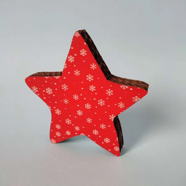 Estrella roja grande de cartón con efecto nieve, decoración navideña ecológica ideal para árbol o espacios amplios del hogar.