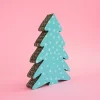 Árbol grande de cartón azul con efecto nieve, decoración navideña ecológica y moderna, ideal para decorar tu hogar estas fiestas.