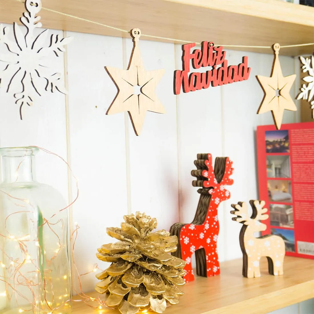 MisterKartonHouse_Guirnalda Feliz Navidad Rojo Portada Guirnalda FELIZ NAVIDAD de madera roja, perfecta para decorar con estilo rústico en Navidad.
